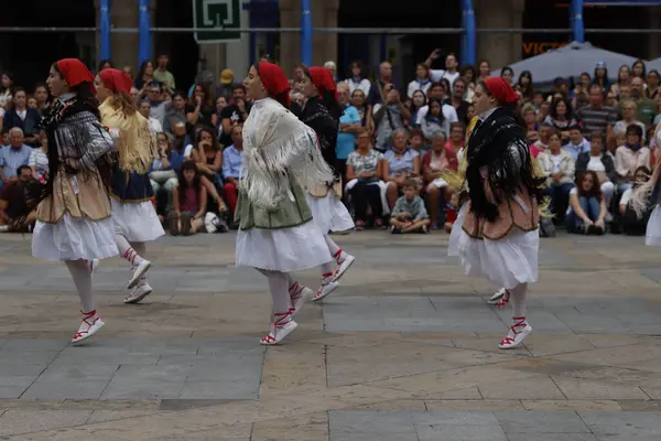 Bask halk dansı gösterisi