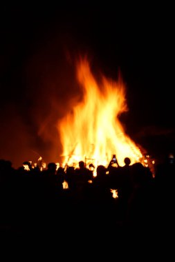 Yaz gecelerinde şenlik ateşi