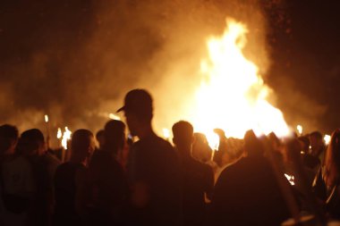 Yaz gecelerinde şenlik ateşi