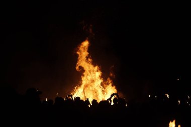 Yaz gecelerinde şenlik ateşi