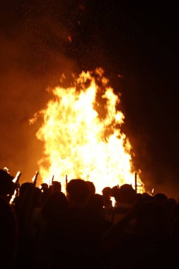 Yaz gecelerinde şenlik ateşi