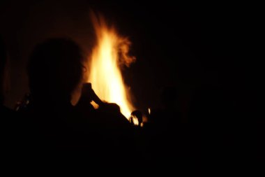 Yaz gecelerinde şenlik ateşi