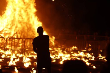 Yaz gecelerinde şenlik ateşi