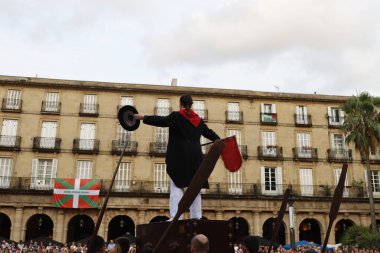 Sokakta Bask halk dansı gösterisi