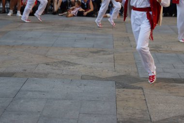 Bir gösteri sırasında Bask halk dansçıları