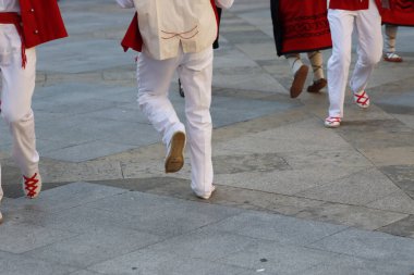 Bir gösteri sırasında Bask halk dansçıları