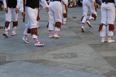 Bir gösteri sırasında Bask halk dansçıları
