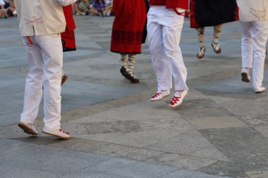 Bir gösteri sırasında Bask halk dansçıları