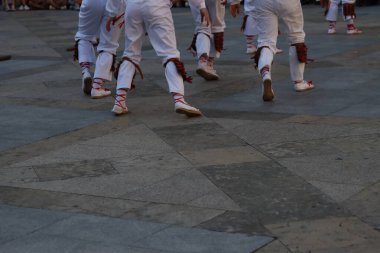 Bir gösteri sırasında Bask halk dansçıları