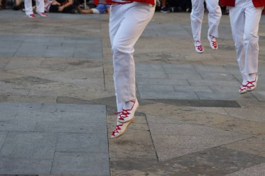 Bir gösteri sırasında Bask halk dansçıları