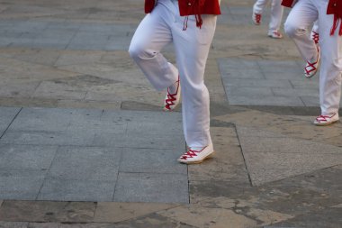 Bir gösteri sırasında Bask halk dansçıları