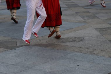 Bir gösteri sırasında Bask halk dansçıları