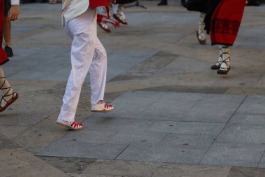 Bir gösteri sırasında Bask halk dansçıları