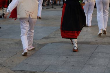 Bir gösteri sırasında Bask halk dansçıları