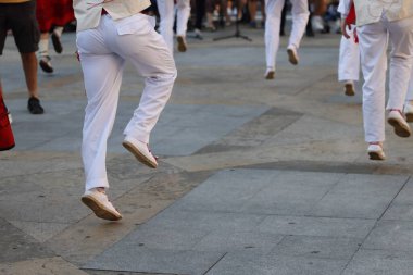 Bir gösteri sırasında Bask halk dansçıları