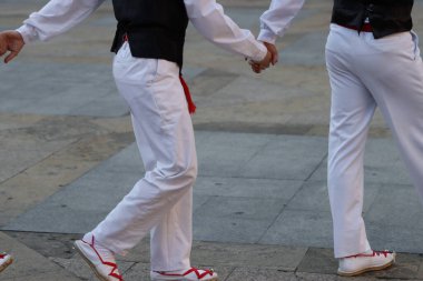 Bir gösteri sırasında Bask halk dansçıları