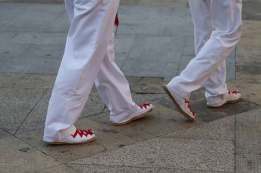 Bir gösteri sırasında Bask halk dansçıları