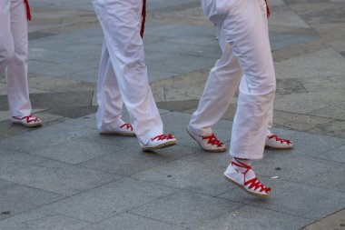 Bir gösteri sırasında Bask halk dansçıları