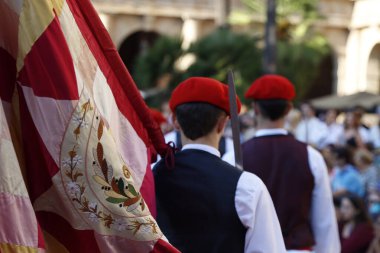 Bir gösteri sırasında Bask halk dansçıları