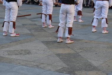 Bir gösteri sırasında Bask halk dansçıları