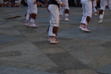 Bir gösteri sırasında Bask halk dansçıları