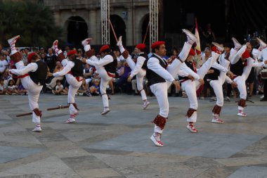 Bask halk dansı gösterisi