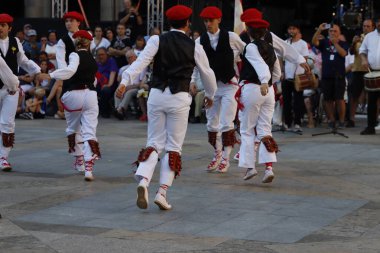 Bask halk dansı gösterisi