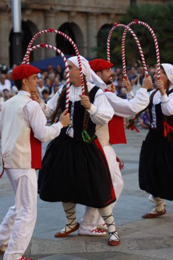 Bask halk dansı gösterisi