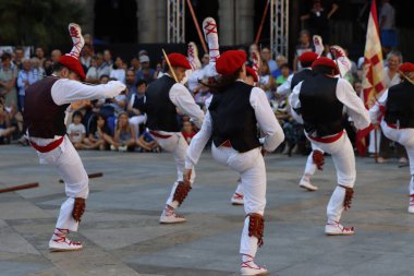 Bask halk dansı gösterisi