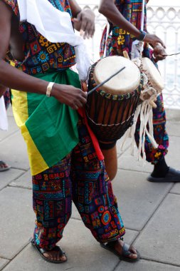 Geçit töreninde Kenyalı müzisyenler