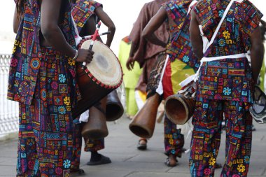 Geçit töreninde Kenyalı müzisyenler