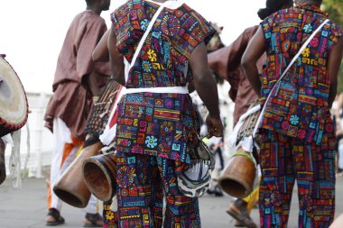 Geçit töreninde Kenyalı müzisyenler