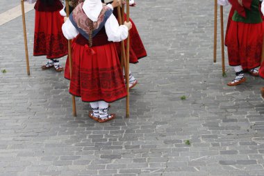 Bir gösteri sırasında Bask halk dansçıları