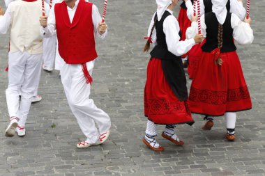 Bir gösteri sırasında Bask halk dansçıları