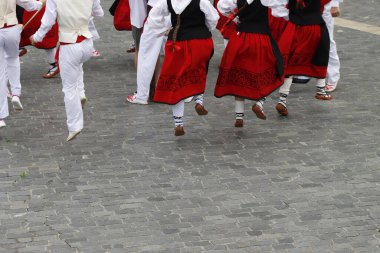 Bir gösteri sırasında Bask halk dansçıları