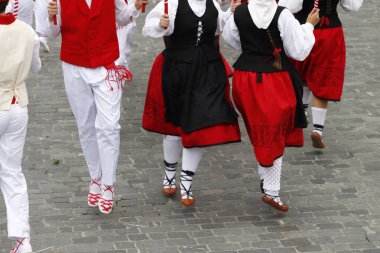 Bir gösteri sırasında Bask halk dansçıları