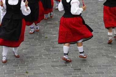 Bir gösteri sırasında Bask halk dansçıları
