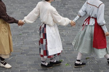 Bir gösteri sırasında Bask halk dansçıları