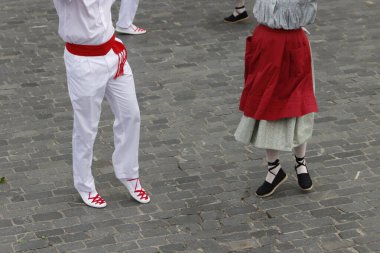 Bir gösteri sırasında Bask halk dansçıları