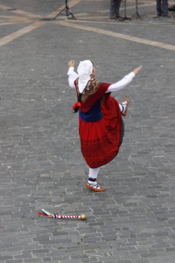 Bir gösteri sırasında Bask halk dansçıları