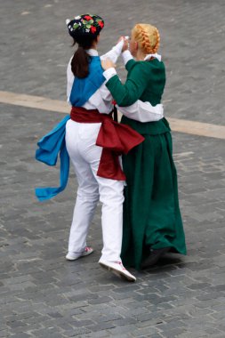 Temel halk dansları gösterisi