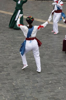 Temel halk dansları gösterisi