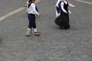 Temel halk dansları gösterisi