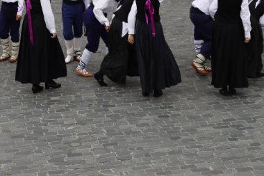 Temel halk dansları gösterisi