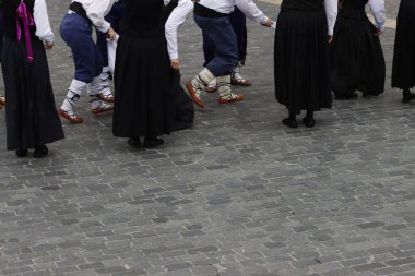 Temel halk dansları gösterisi