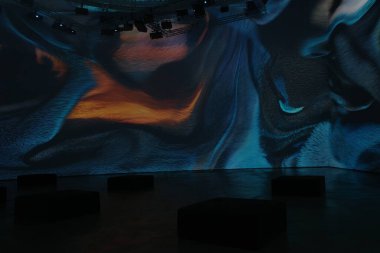 Sanat müzesini ziyaret et.