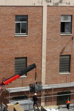 Caddedeki inşaat alanında.