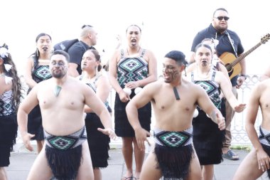 Sokaktaki Maori halk dansçıları