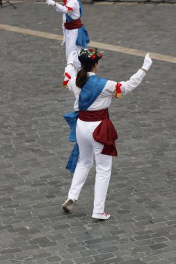 Bask halk dansı gösterisi