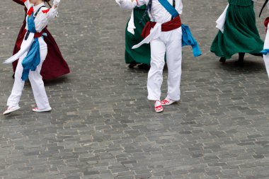 Bask halk dansı gösterisi